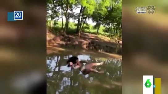 El curioso fenómeno que tiene en vilo a Internet: el vídeo de una joven que levita al saltar a un río El curioso fenómeno que tiene en vilo a Internet: el vídeo de una joven que levita al saltar a un río