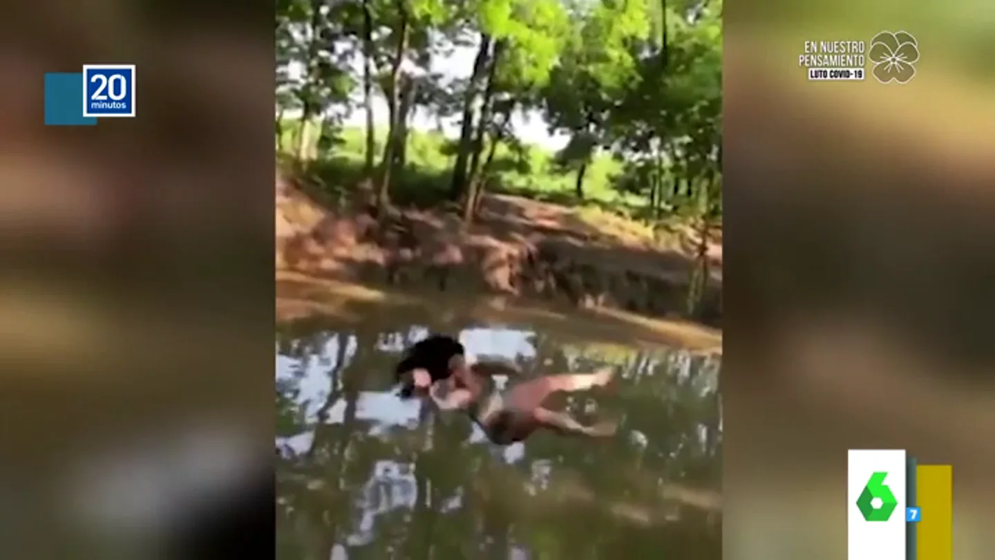 El curioso fenómeno que tiene en vilo a Internet: el vídeo de una joven que levita al saltar a un río El curioso fenómeno que tiene en vilo a Internet: el vídeo de una joven que levita al saltar a un río