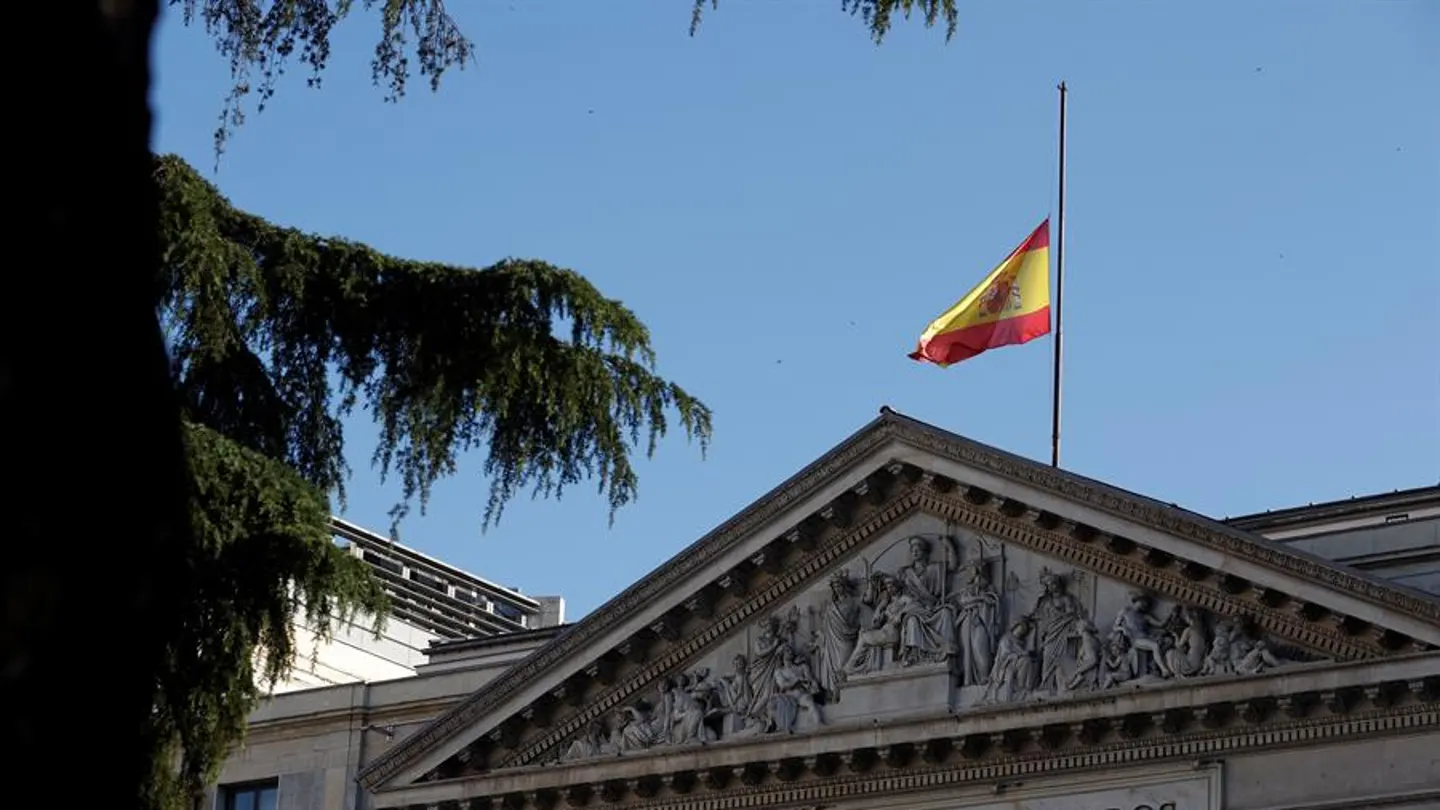La bandera ondea a media asta en el Congreso La bandera ondea a media asta en el Congreso en la primera jornada de luto