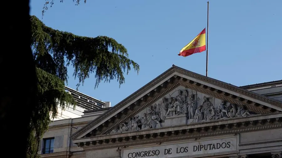 La bandera ondea a media asta en el Congreso en la primera jornada de luto