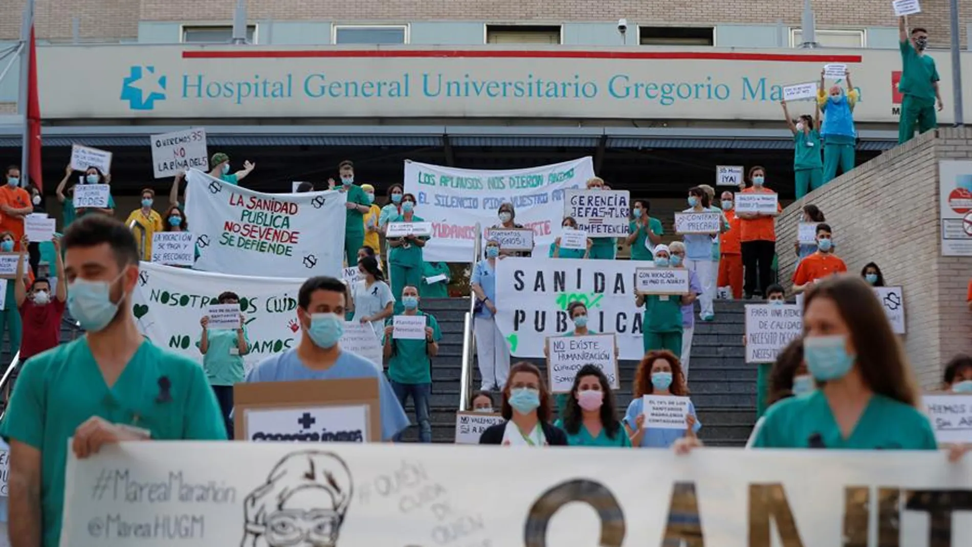 Miembros del personal del Hospital Gregorio Marañón exigen una sanidad de calidad