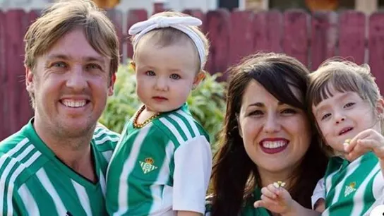 Juanma Linares, junto a su familia Juanma Linares, junto a su familia