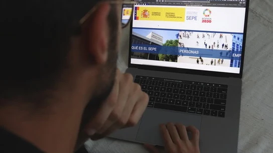 Un hombre bucea en la página web del Servicio de Empleo Público Estatal (SEPE). Un hombre bucea en la página web del Servicio de Empleo Público Estatal (SEPE).