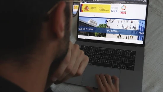 Un hombre bucea en la página web del Servicio de Empleo Público Estatal (SEPE).