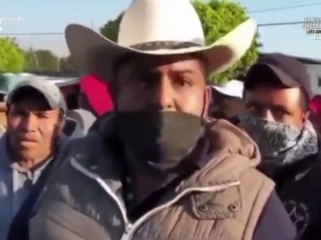 La surrealista reacción de los vecinos de la ciudad mexicana de Zitácuaro cuando piensan que su alcalde les va a fumigar La surrealista reacción de los vecinos de la ciudad mexicana de Zitácuaro cuando piensan que su alcalde les va a fumigar