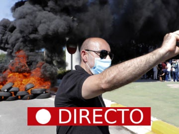Cierre de la planta de Nissan de Barcelona: corte de carreteras y barricadas, en directo Cierre de la planta de Nissan de Barcelona: corte de carreteras y barricadas, en directo