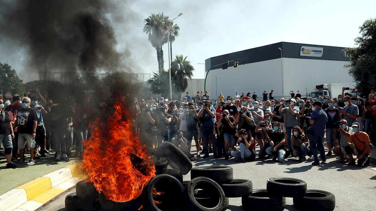 Quema de neumáticos y protestas en Nissan Barcelona