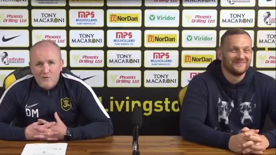 Gary Maley, firmando su nuevo contrato con el Livingston Gary Maley, firmando su nuevo contrato con el Livingston