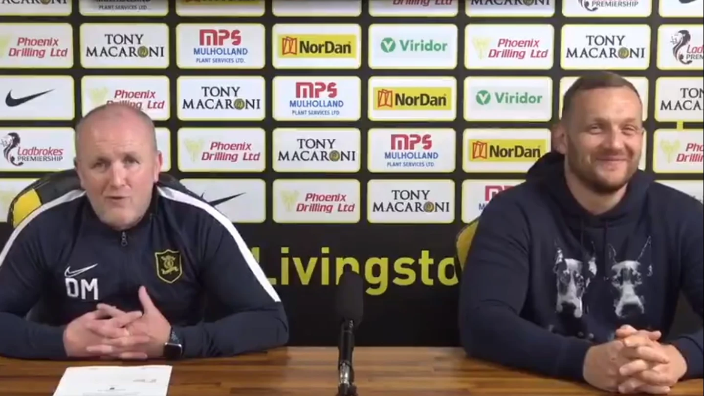 Gary Maley, firmando su nuevo contrato con el Livingston Gary Maley, firmando su nuevo contrato con el Livingston