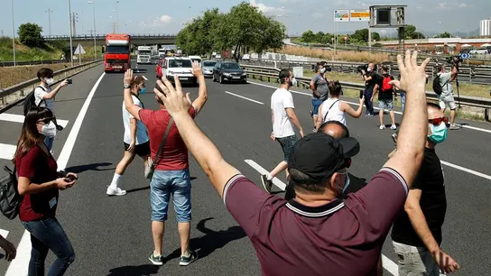 Trabajadores de Nissan en Barcelona cortan la carretera en protesta por el cierre Trabajadores de Nissan en Barcelona cortan la carretera en protesta por el cierre