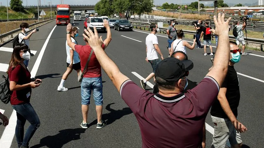 Trabajadores de Nissan en Barcelona cortan la carretera en protesta por el cierre