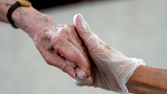 Imagen de la mano de una anciana en una residencia Vuelven las visitas a las residencias en Madrid