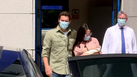 Malú y Albert Rivera salen del hospital con su hija: "No podía ser otro nombre que Lucía" Malú y Albert Rivera salen del hospital con su hija: "No podía ser otro nombre que Lucía"