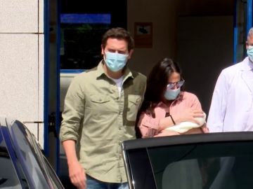 Malú y Albert Rivera salen del hospital con su hija: "No podía ser otro nombre que Lucía" Malú y Albert Rivera salen del hospital con su hija: "No podía ser otro nombre que Lucía"