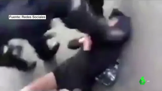 Las brutales imágenes de policías pateando la cabeza a una menor de 15 años avivan la indignación en México Las brutales imágenes de policías pateando la cabeza a una menor de 15 años avivan la indignación en México