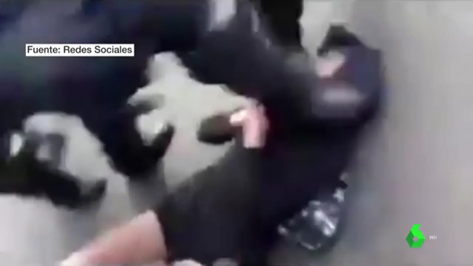 Las brutales imágenes de policías pateando la cabeza a una menor de 15 años avivan la indignación en México