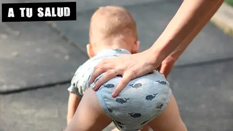 Imagen de archivo de un bebé gateando Imagen de archivo de un bebé gateando