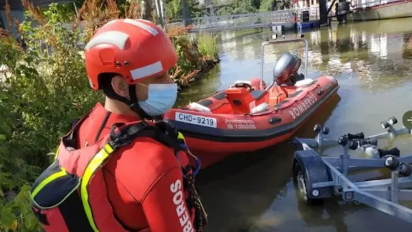 Dispositivo de búsqueda de los Bomberos en el río Pisuerga en Valladolid