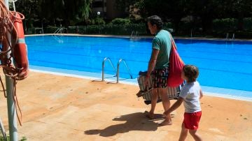 Varios usuarios acceden a una piscina comunitaria de Majadahonda (Madrid)