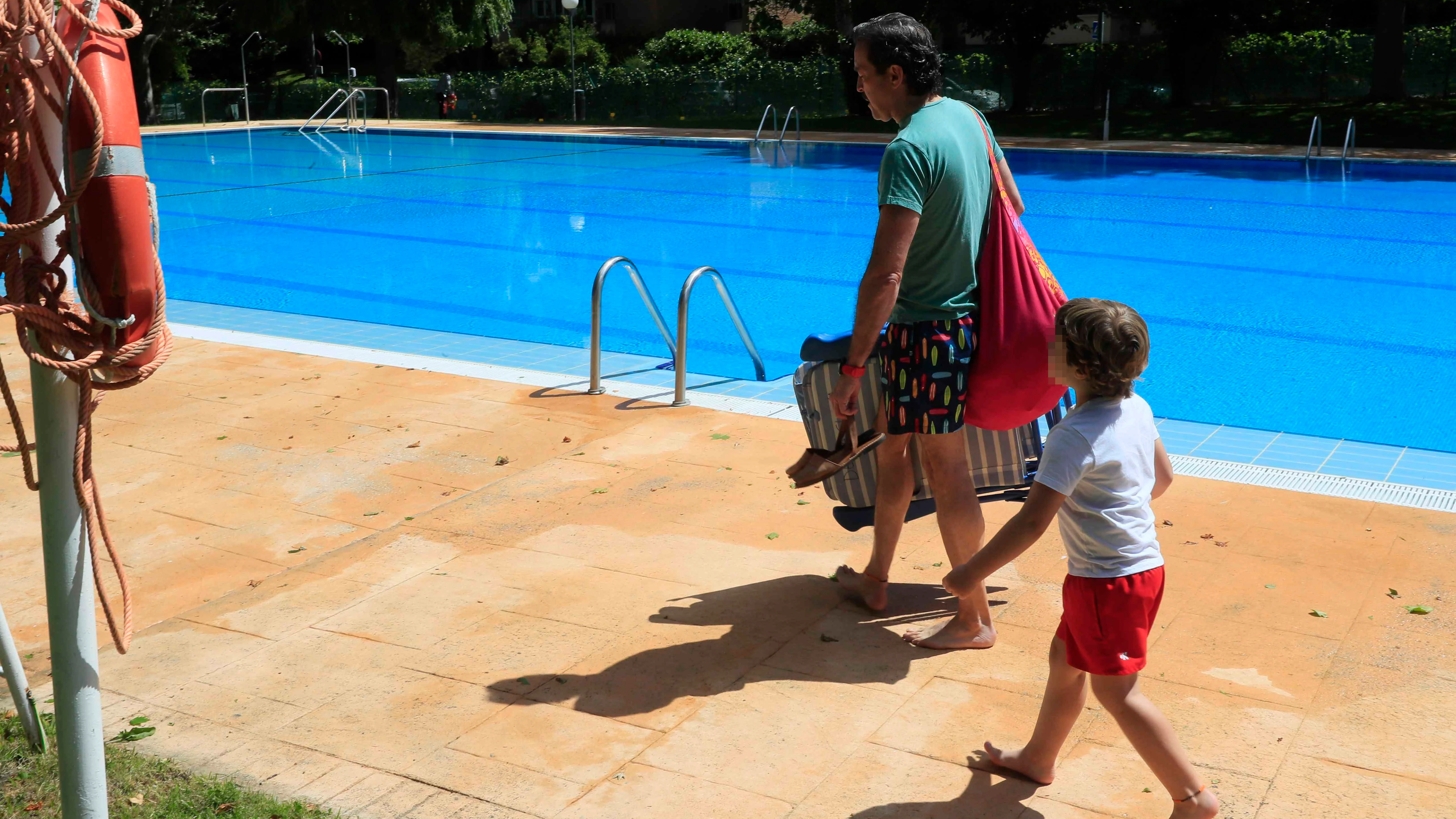 Varios usuarios acceden a una piscina comunitaria de Majadahonda (Madrid)