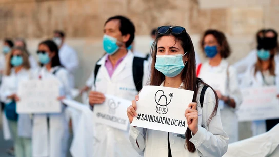 Un centenar de médicos concentran a las puertas de la Generalitat de València Un centenar de médicos concentran a las puertas de la Generalitat de València