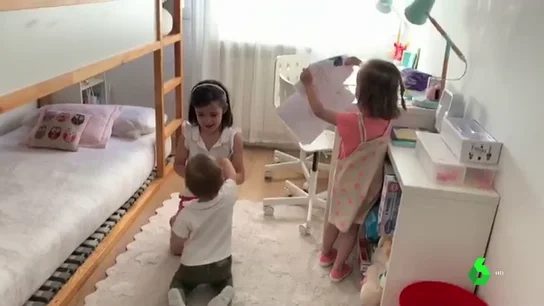 Imagen de tres hermanos jugando Imagen de tres hermanos jugando