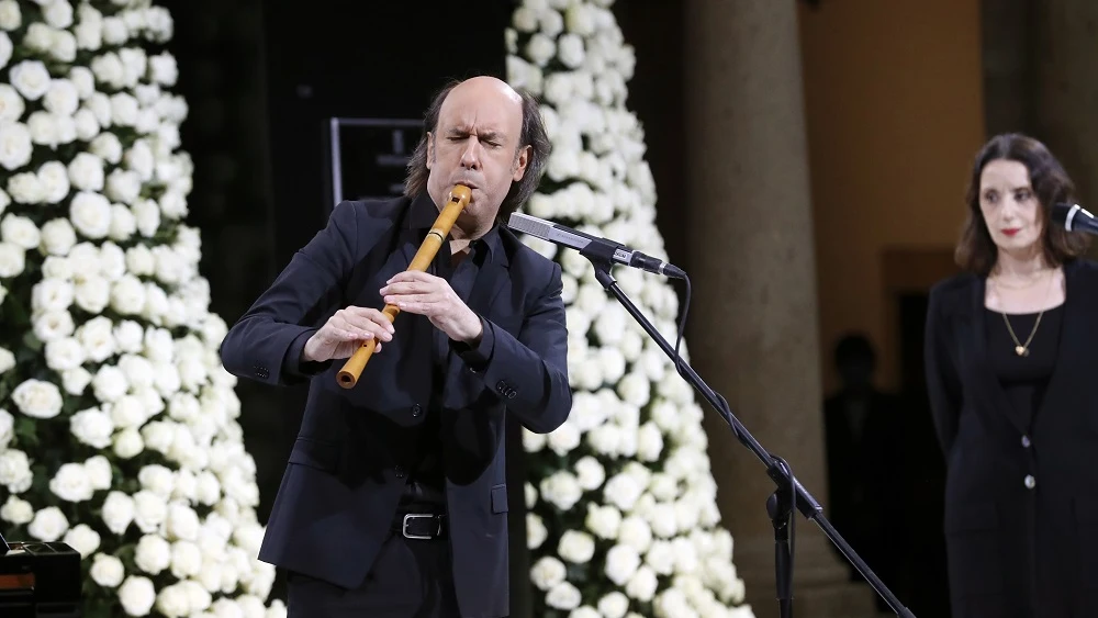 Carlos Núñez y Luz Casal interpretan 'Negra Sombra'