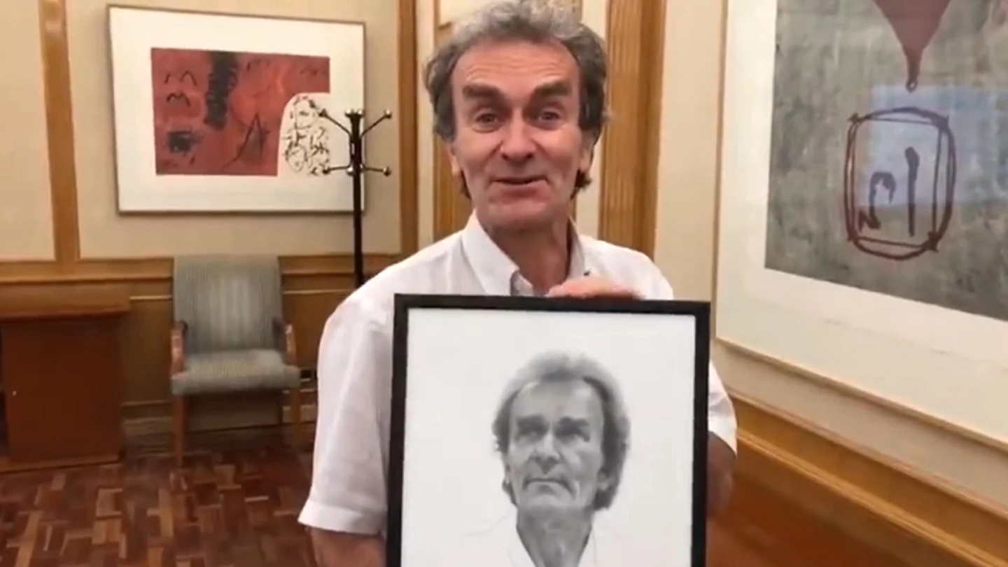 Imagen de Fernando Simón tras recibir un regalo Imagen de Fernando Simón tras recibir un regalo