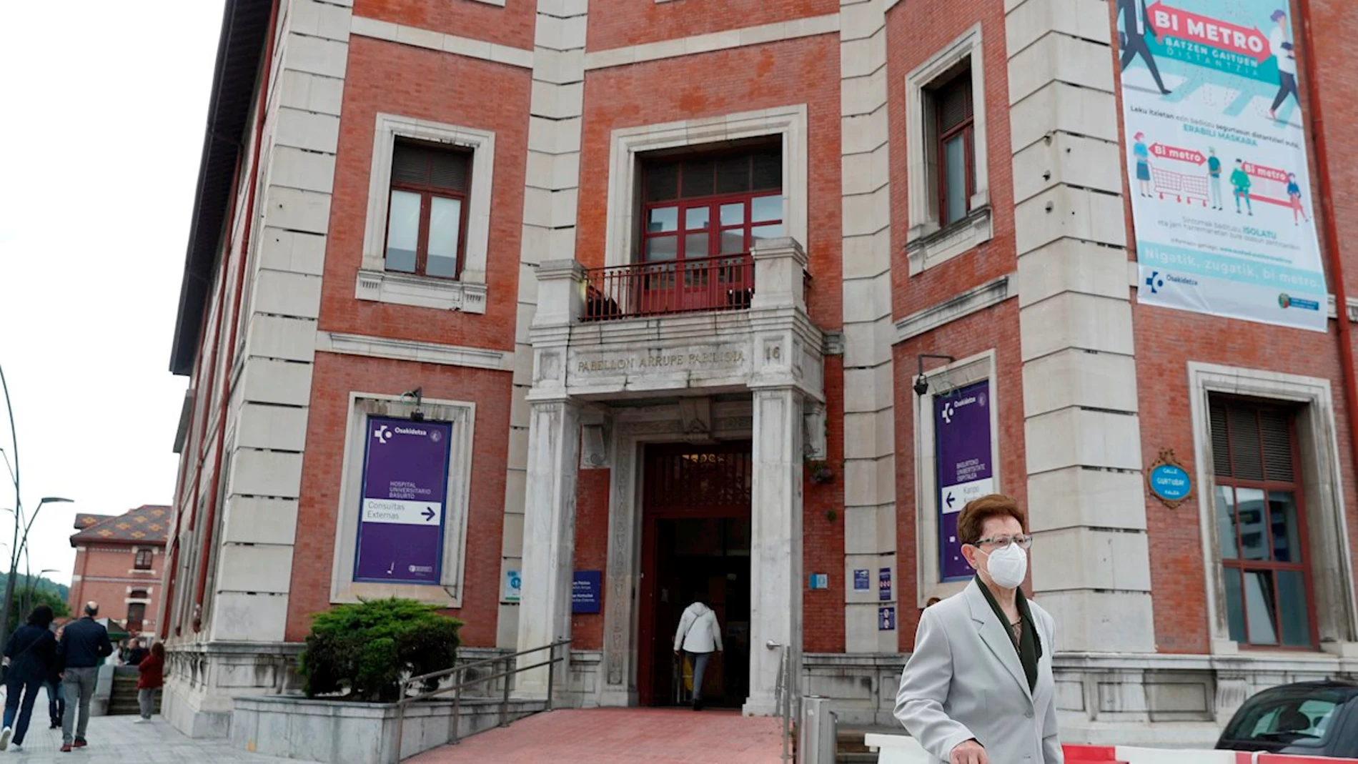 Una mujer sale del Hospital de Basurto, en Bilbao