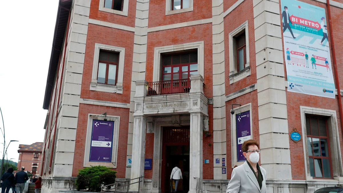 Una mujer sale del Hospital de Basurto, en Bilbao