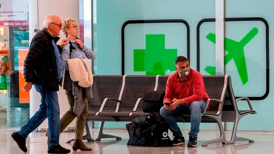 Viajeros pasean por la terminal casi vacía del Aeropuerto de Son San Joan de Palma Viajeros pasean por la terminal casi vacía del Aeropuerto de Son San Joan de Palma