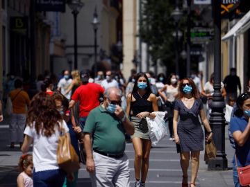 Gente protegida con mascarilla pasea por las calles del centro de Córdoba Gente protegida con mascarilla pasea por las calles del centro de Córdoba