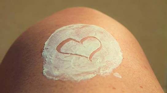 Imagen de archivo de una persona con crema solar Imagen de archivo de una persona con crema solar