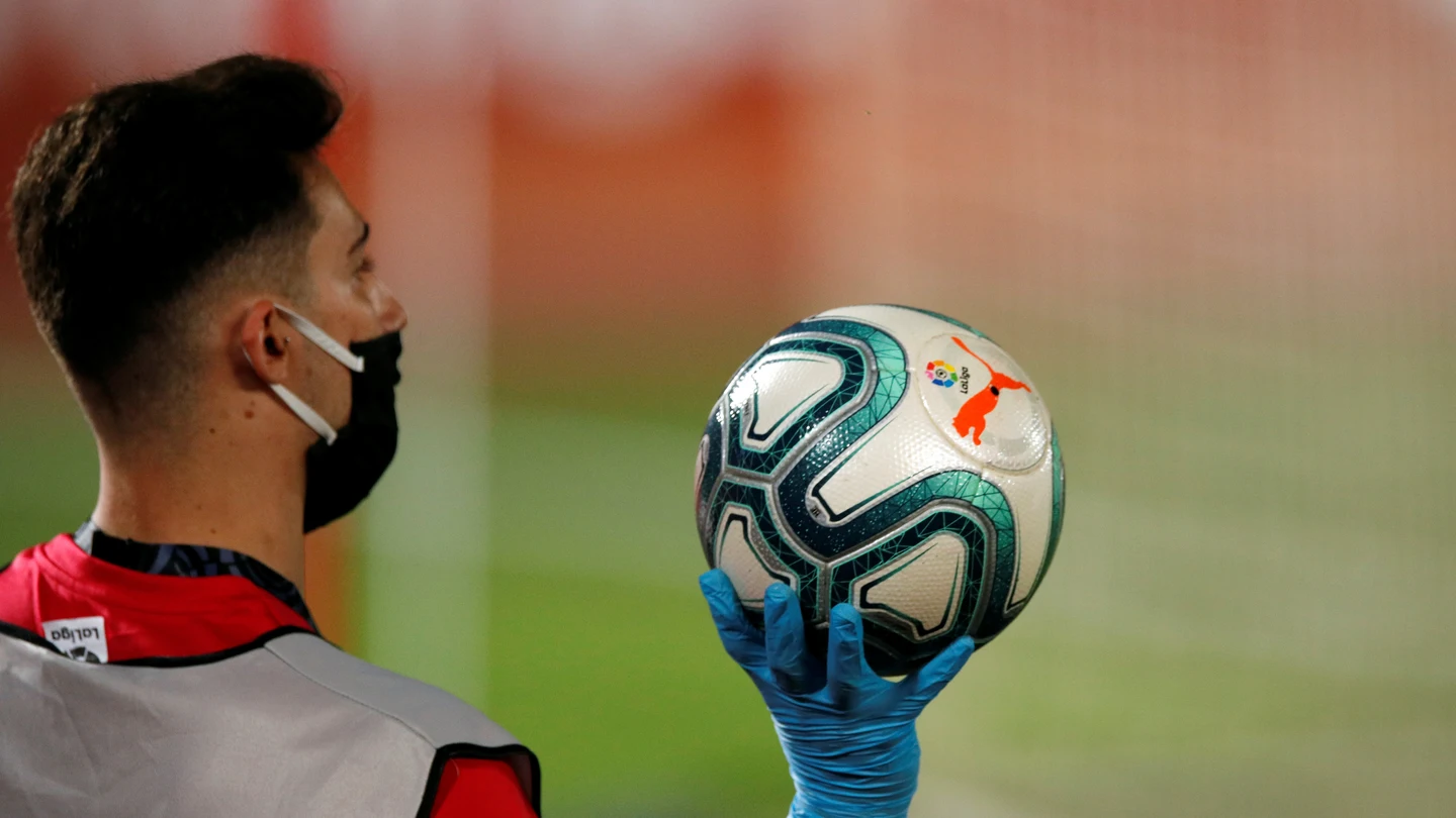 Un recogepelotas, durante el Mallorca-Barcelona de LaLiga Un recogepelotas, durante el Mallorca-Barcelona de LaLiga