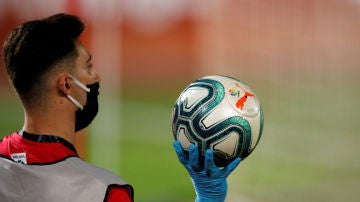 Un recogepelotas, durante el Mallorca-Barcelona de LaLiga