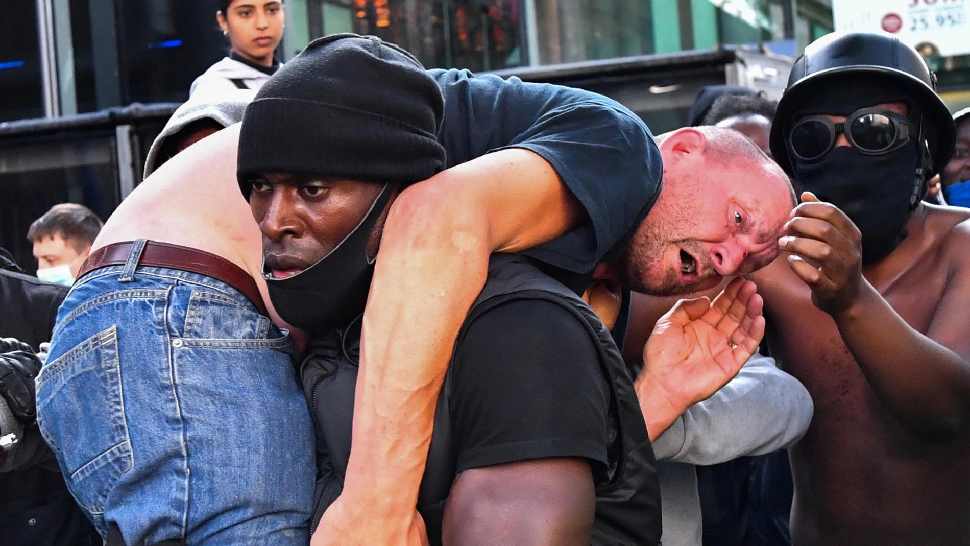 Patrick Hutchinson auxilia a un contramanifestante herido en Londres