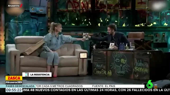  La respuesta de La Resistencia a Edurne tras regalarles un muñeco de David de Gea: "¿Viene con las gafas y el bastón?"