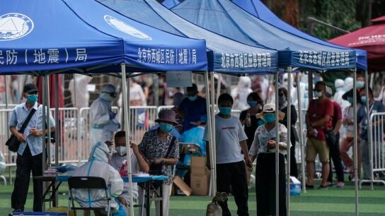 Varias personas hacen cola para hacerse el test de coronavirus en Pek&iacute;n
