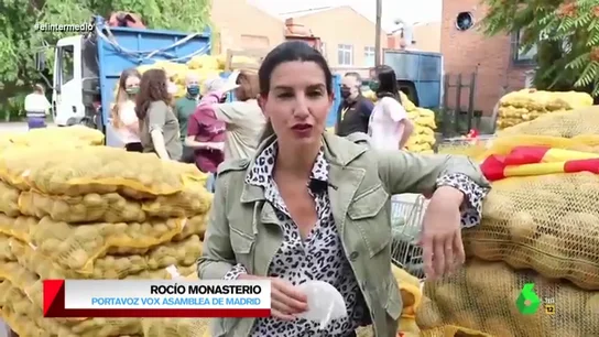 La surrealista defensa que hace Rocío Monasterio de Colón (entre verduras): "Mientras tiráis estatuas, repartimos las patatas que él trajo" La surrealista defensa que hace Rocío Monasterio de Colón (entre verduras): "Mientras tiráis estatuas, repartimos las patatas que él trajo"
