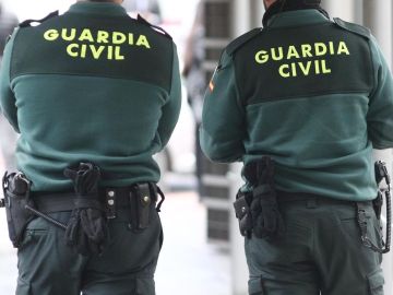 Dos agentes de la Guardia Civil Dos agentes de la Guardia Civil