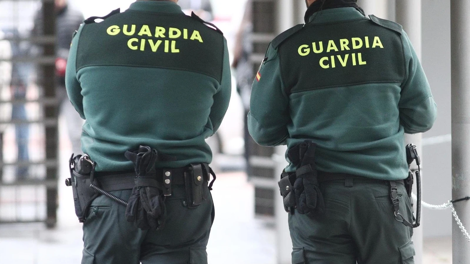 Dos agentes de la Guardia Civil