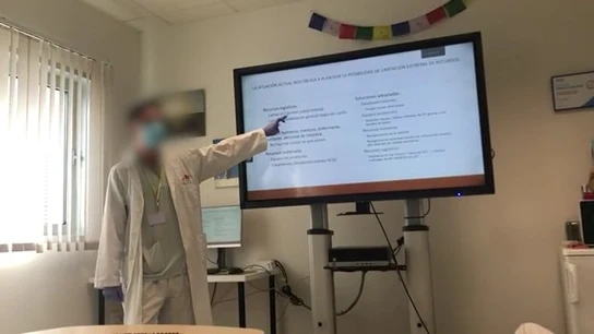 Imagen del sanitario en un momento del curso impartido a sus compañeros Imagen del sanitario en un momento del curso impartido a sus compañeros