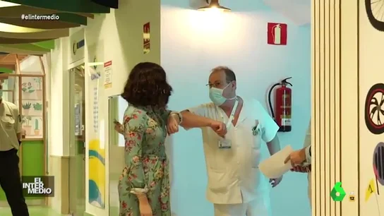 Vídeo manipulado - La pregunta infantil de Díaz Ayuso a un sanitario: "¿Se encuentra bien abuelito?" Vídeo manipulado - La pregunta infantil de Díaz Ayuso a un sanitario: "¿Se encuentra bien abuelito?"