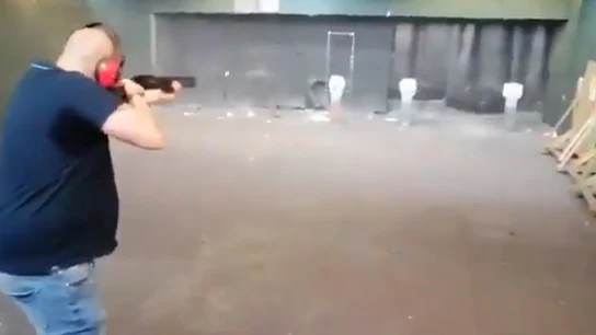 Momento en el que disparan contra imágenes de miembros del Gobierno Momento en el que disparan contra imágenes de miembros del Gobierno