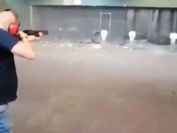 Momento en el que disparan contra imágenes de miembros del Gobierno Momento en el que disparan contra imágenes de miembros del Gobierno