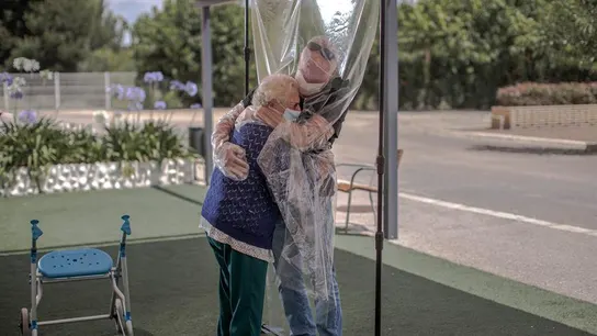 Una interna en una residencia de mayores abraza a su hijo a través de un plástico tras meses de separación por el Covid Una interna en una residencia de mayores abraza a su hijo a través de un plástico tras meses de separación por el Covid