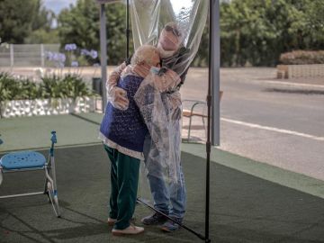 Una interna en una residencia de mayores abraza a su hijo a través de un plástico tras meses de separación por el Covid Una interna en una residencia de mayores abraza a su hijo a través de un plástico tras meses de separación por el Covid