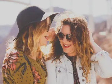 Mujeres riendo Mujeres riendo