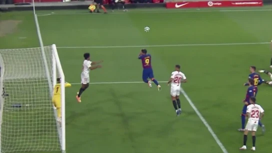 Lanzamiento de falta de Leo Messi. Lanzamiento de falta de Leo Messi.