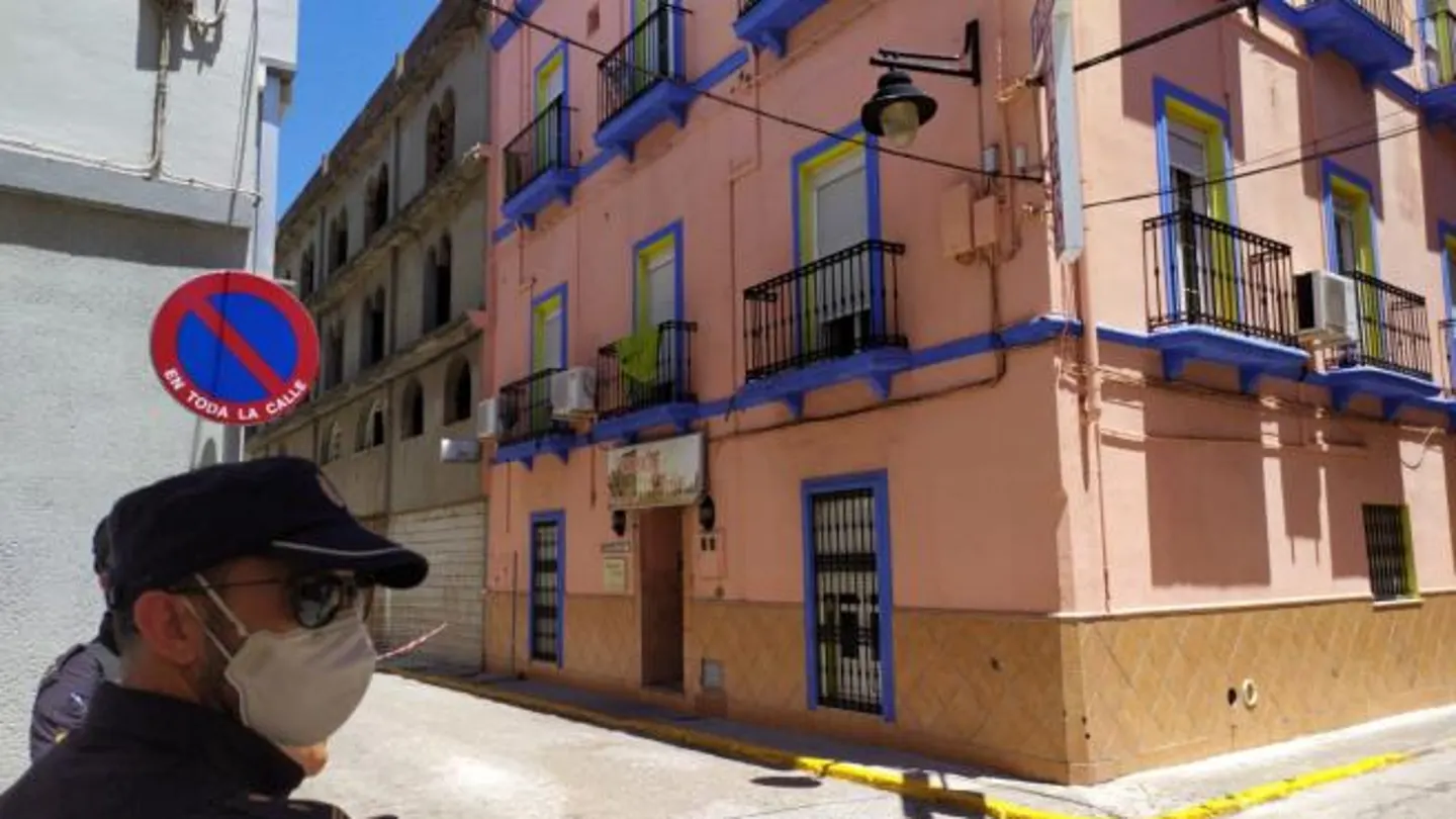 Hostal de Algeciras en el que se han detectado los tres casos de coronavirus Hostal de Algeciras en el que se han detectado los tres casos de coronavirus